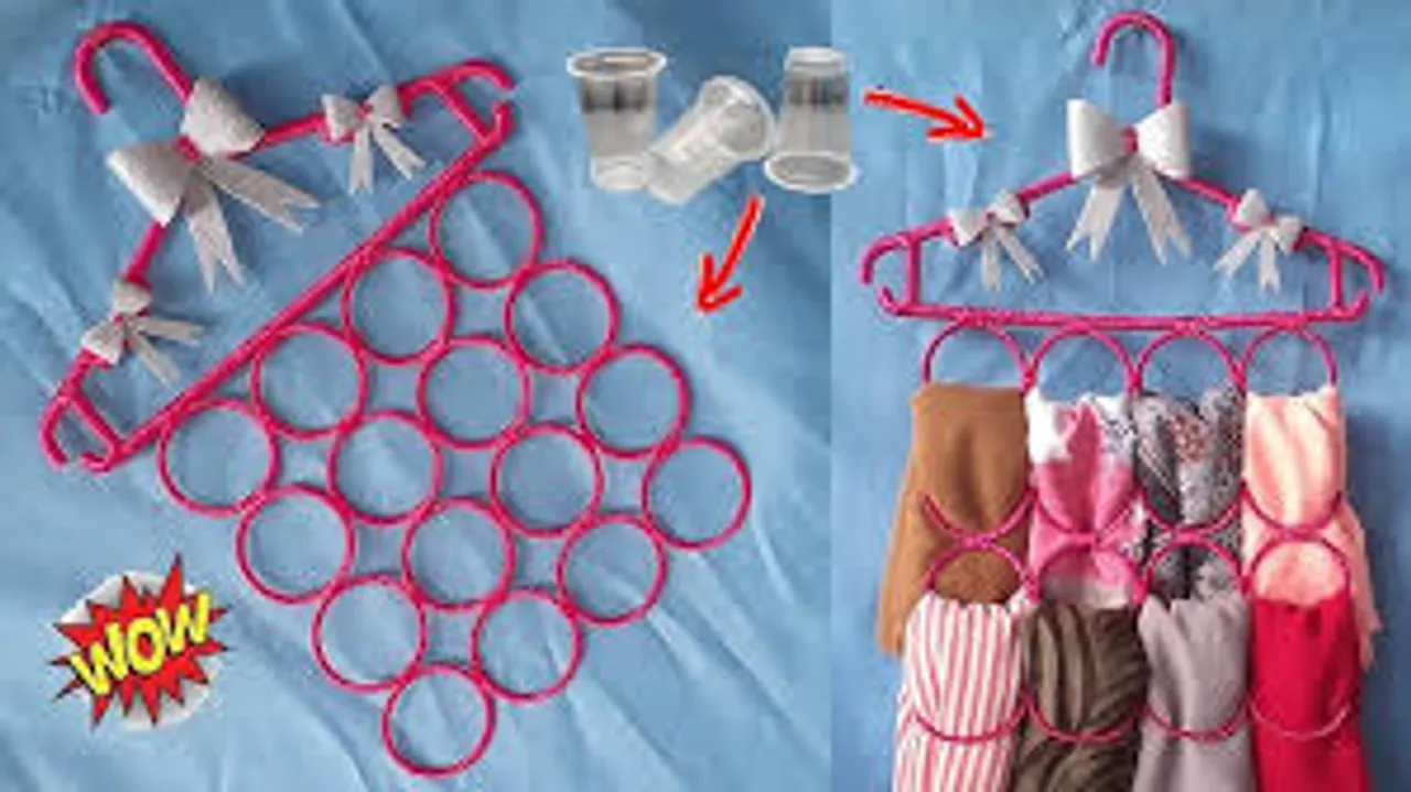 Gantungan jilbab dari AQUA gelas