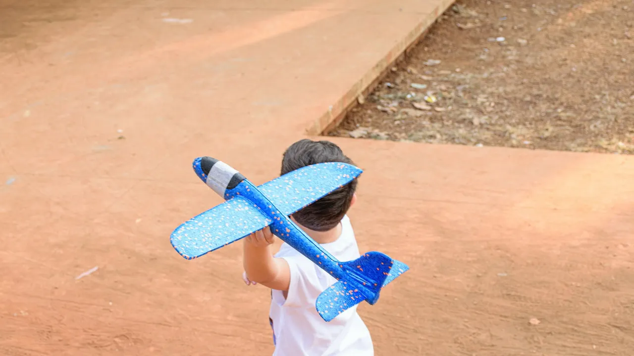Pesawat Mainan dari Botol Plastik Bekas AQUA