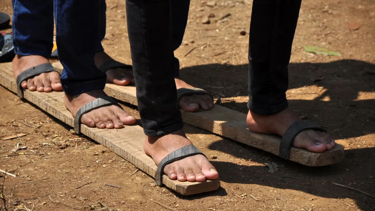 Permainan bakiak merupakan salah satu permainan tradisional yang seru dimainkan