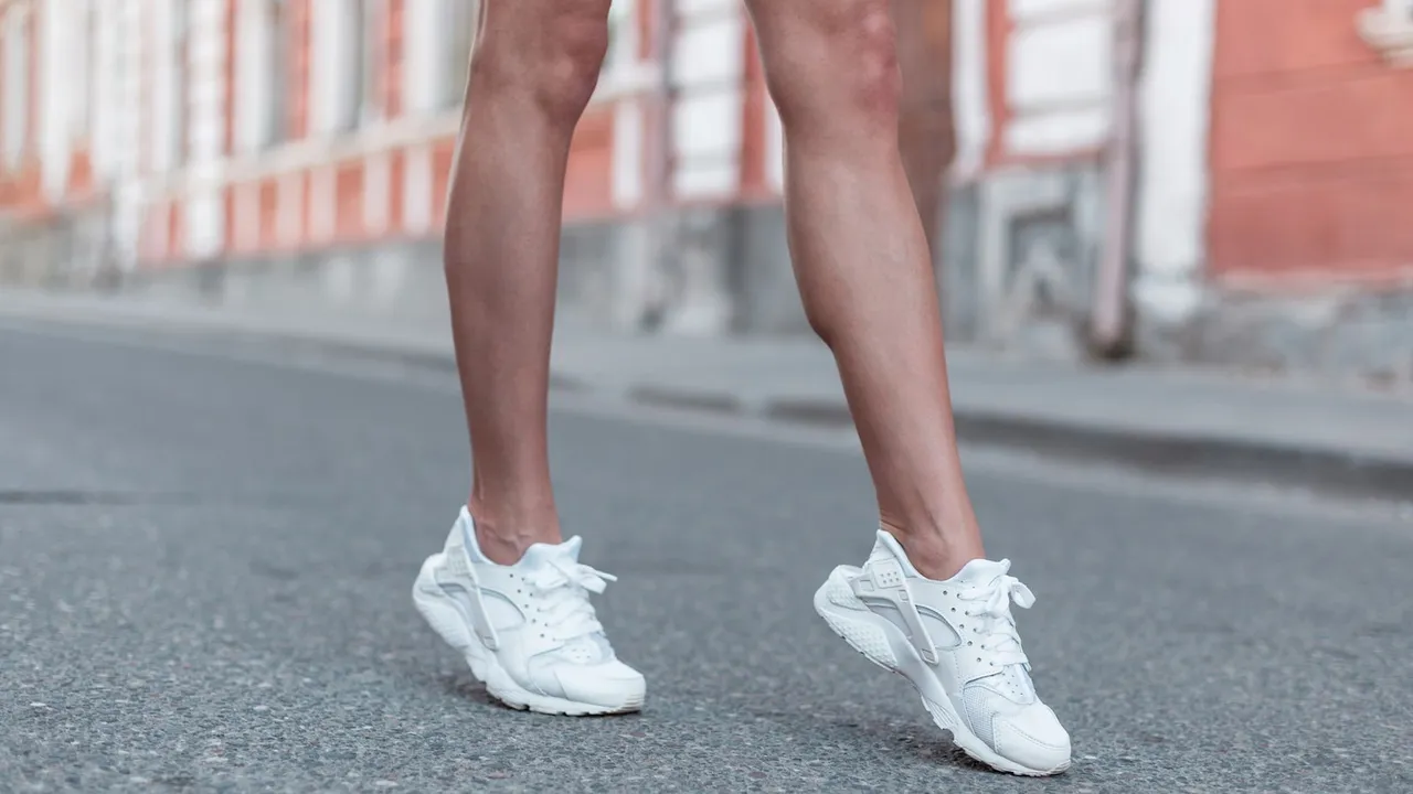 Berjalan menggunakan tumit dan jari kaki sebagai gerakan latihan keseimbangan