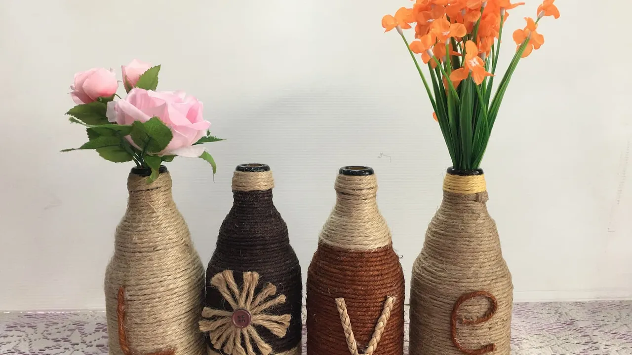 Vas Bunga dari Botol Plastik Bekas