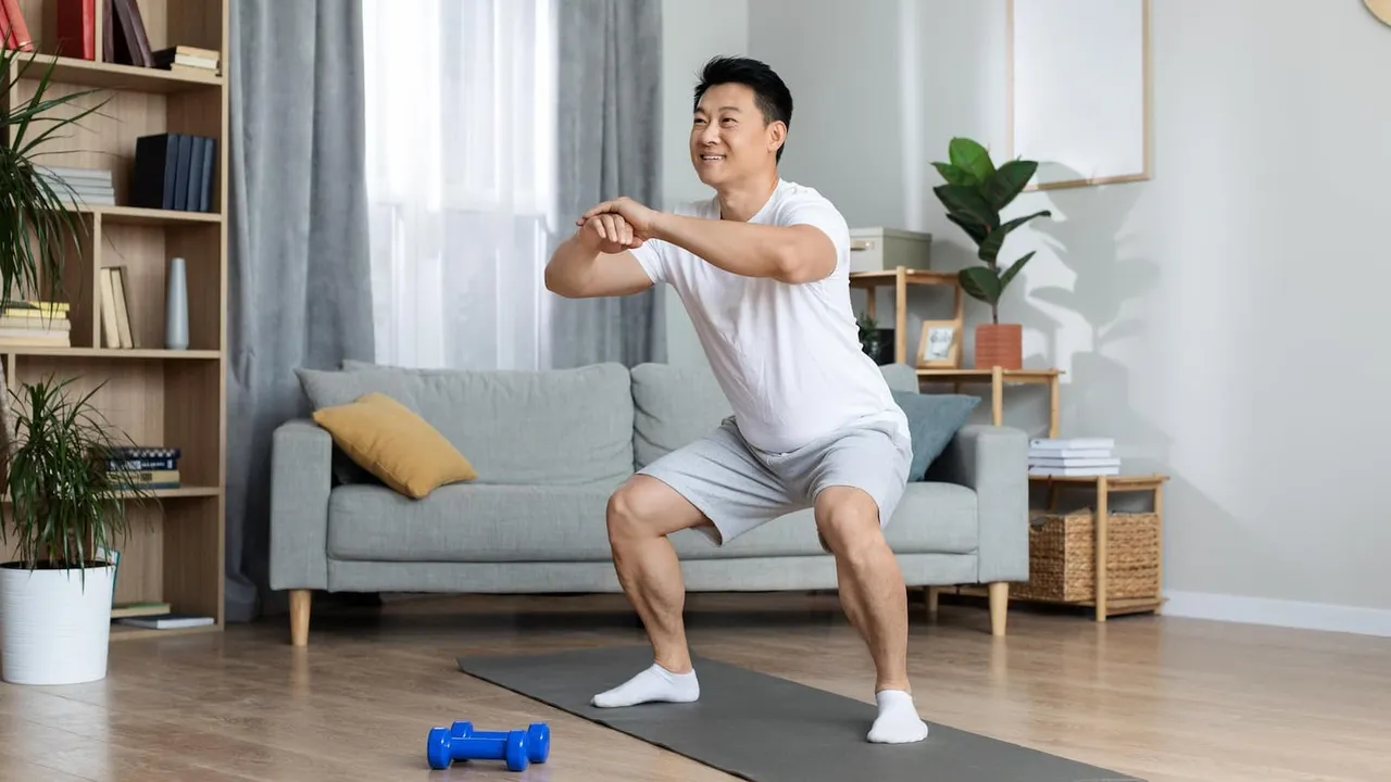 Squat adalah salah satu gerakan workout untuk pemula yang mudah dicoba