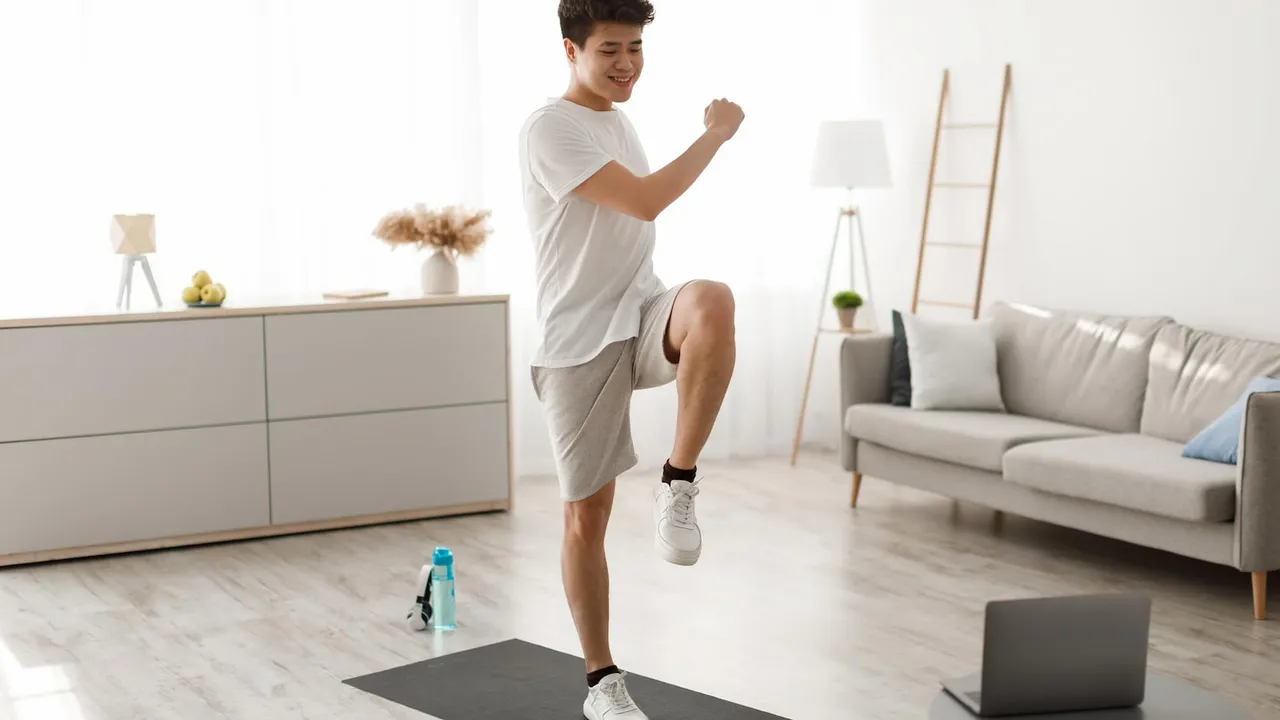 Berjalan sambil mengangkat lutut secara bergantian untuk melatih keseimbangan