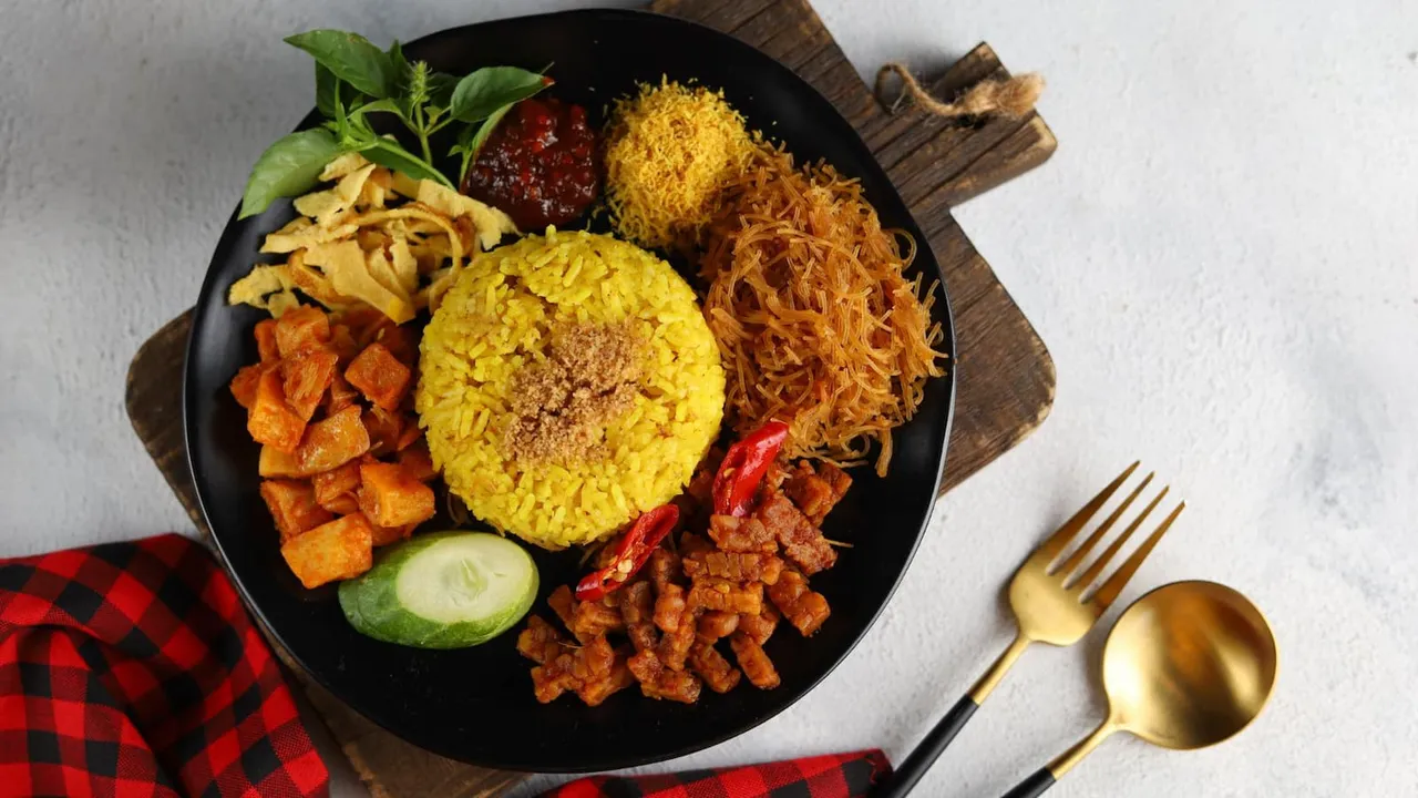 Nasi kuning adalah salah satu menu sarapan pagi khas Indonesia