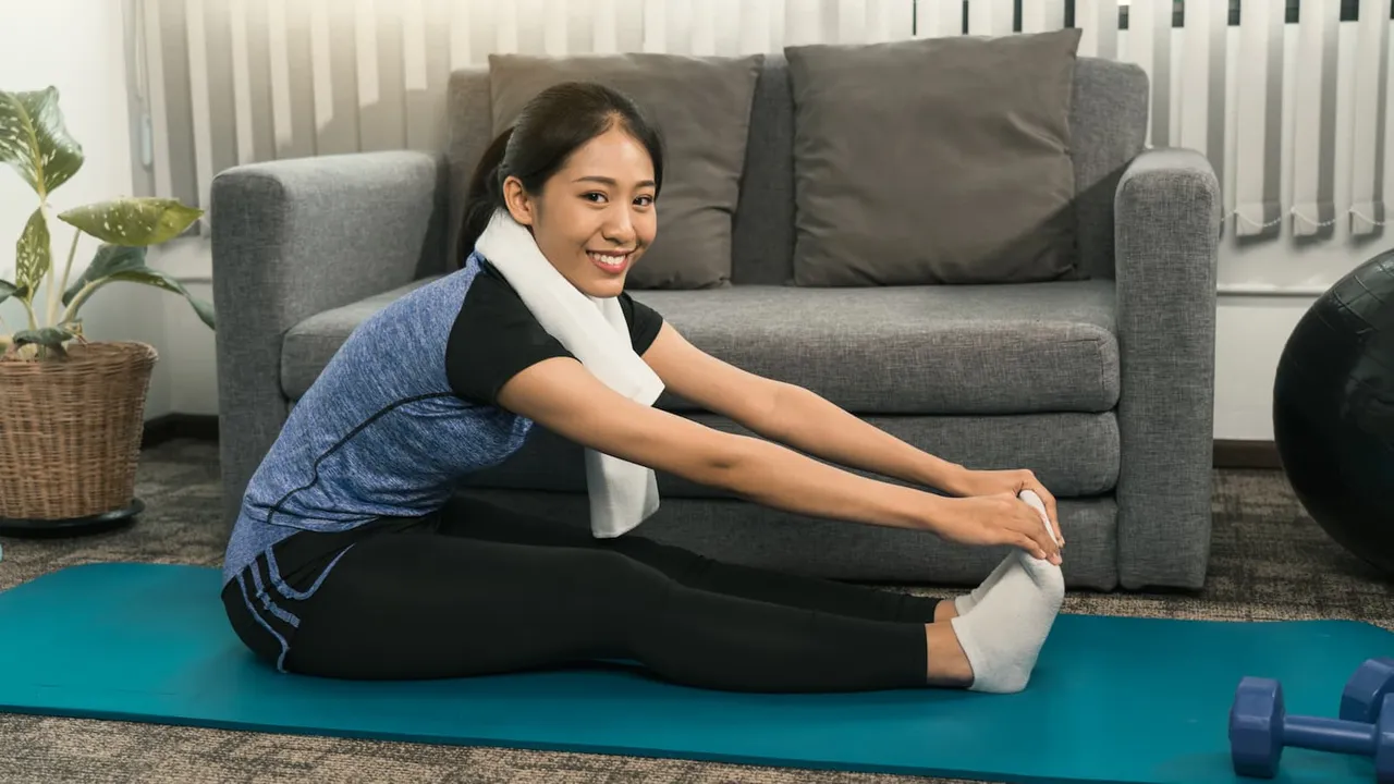 Gerakan pemanasan sebelum olahraga dengan meluruskan kaki