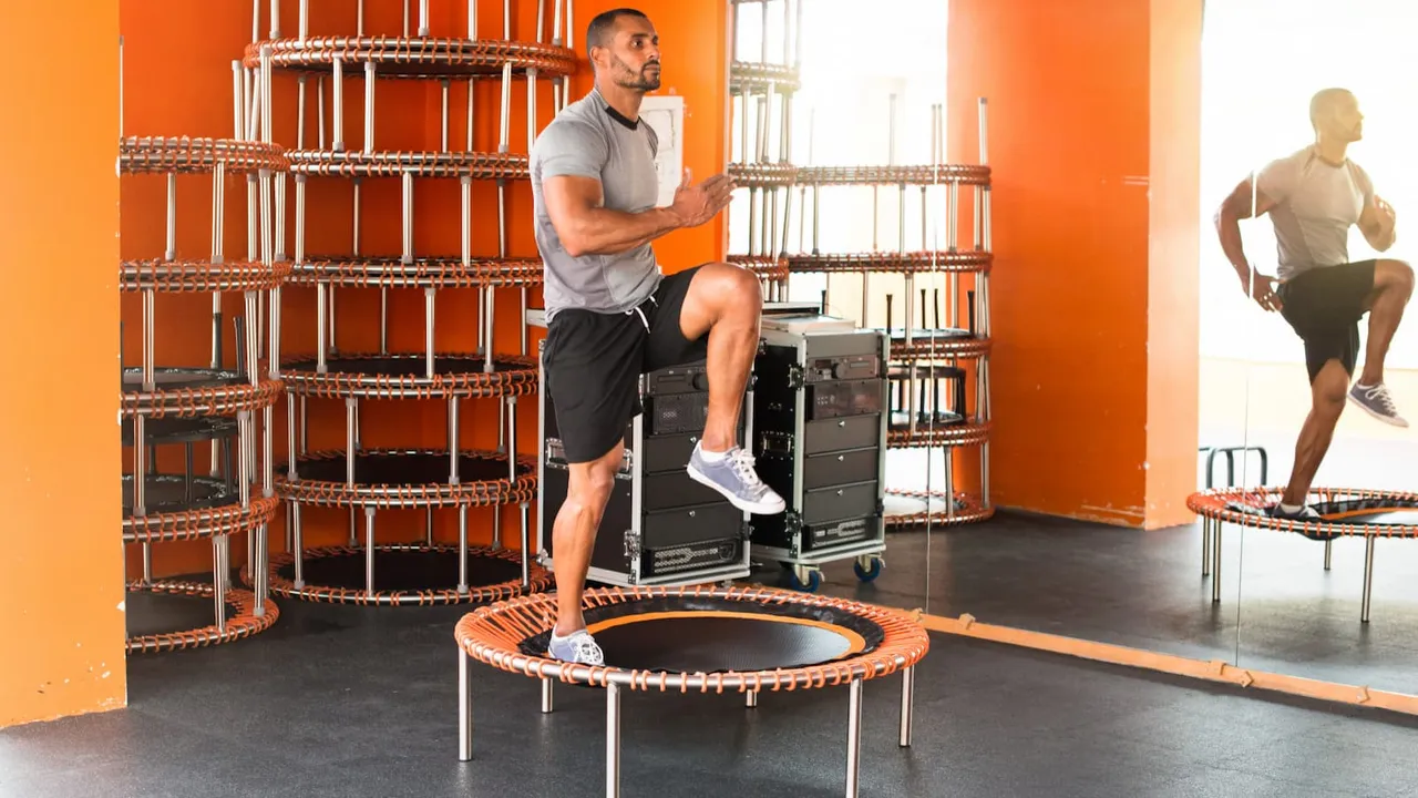 Senam trampolin adalah jenis senam dengan gerakan lompatan dasar