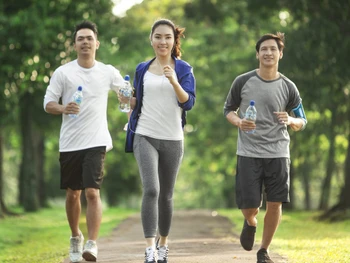 Ingin Punya Tubuh Langsing Minum Air Mineral Terbaik!