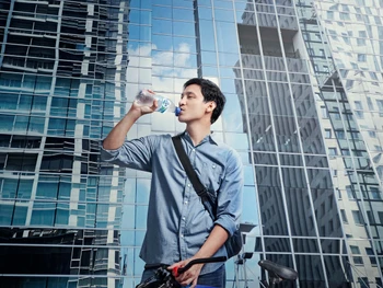 Berapa Liter Air yang Harus Diminum Agar Tidak Kekurangan Cairan?