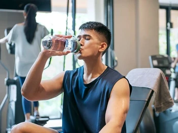 7 Cara Menjaga Kesehatan Paru-paru, Rutin Minum Air Putih!