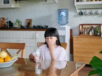 8 Cara Mengatasi Bibir Kering dan Pecah-pecah