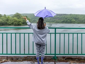 8 Tempat Liburan saat Musim Hujan, Cek juga Tipsnya!