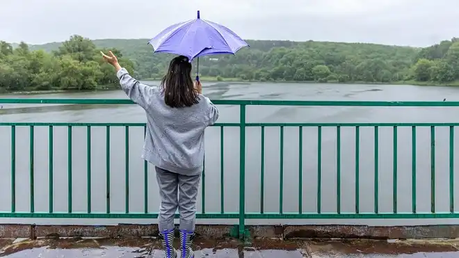 8 Tempat Liburan saat Musim Hujan, Cek juga Tipsnya!