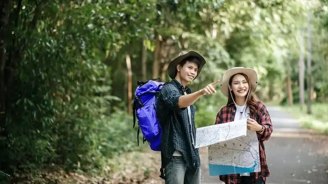 6 Tips Berwisata Walking Tour, Ketahui Manfaatnya di Sini!