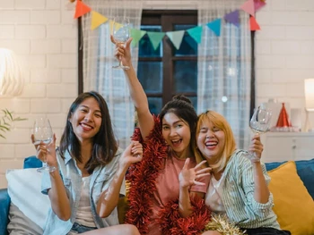 9 Fun Games to Play for Welcoming the New Year at Home!