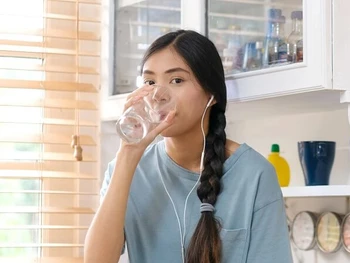 6 Manfaat Minum Air Putih untuk Jerawat, Apa Saja?