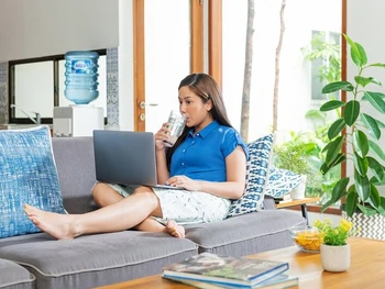 4 Manfaat Minum Air Putih Dingin untuk Kesehatan Tubuh!