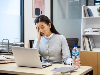 8+ Ciri-Ciri Kurang Minum Air Putih & Dampaknya pada Ginjal