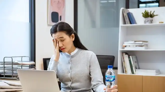 8+ Ciri-Ciri Kurang Minum Air Putih & Dampaknya pada Ginjal