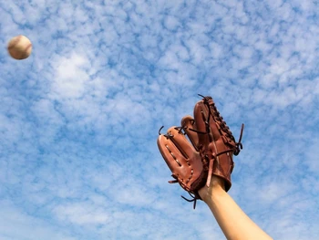 Permainan Bola Kasti: Sejarah, Teknik Dasar & Aturan Mainnya