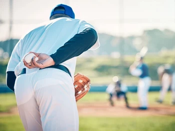 Kenali 5 Perbedaan Permainan Bola Kasti dan Baseball!