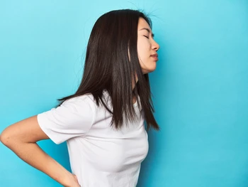 Apakah Kurang Minum Air Putih Bisa Menyebabkan Sakit Pinggang?