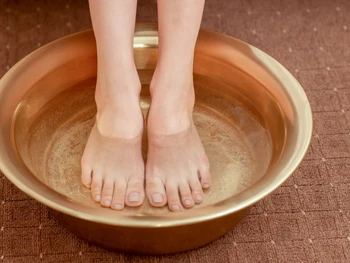 7 Manfaat Merendam Kaki dengan Air Hangat yang Menyehatkan