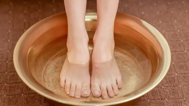 7 Manfaat Merendam Kaki dengan Air Hangat yang Menyehatkan
