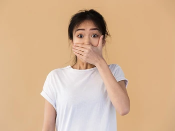 Ini 7 Cara Mengatasi Bau Mulut Secara Alami, Wajib Tahu!