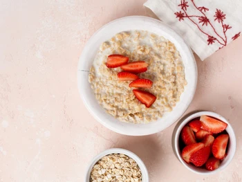 8 Manfaat Overnight Oatmeal bagi Tubuh dan Contoh Resepnya