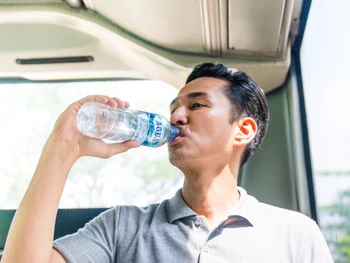 17 Manfaat Minum Air Putih untuk Kesehatan Tubuh