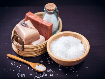 8 Manfaat Mandi Air Garam & Tata Cara Mudah Melakukannya