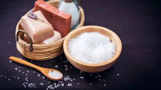 8 Manfaat Mandi Air Garam & Tata Cara Mudah Melakukannya