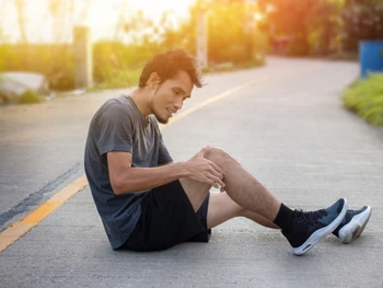 Apa itu Cedera Hamstring? Penyebab, Gejala, & Mengobatinya