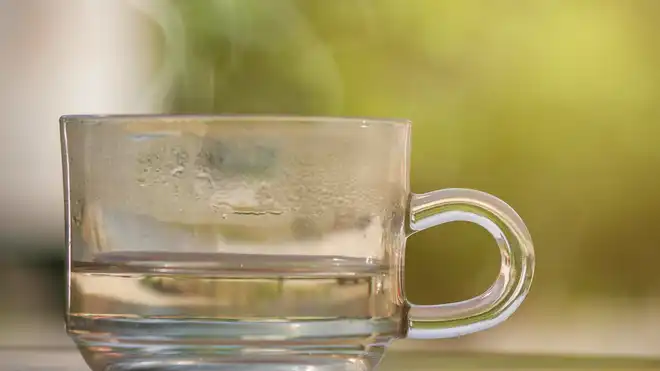 Minum Air Hangat Turunkan Asam Lambung? Ini Manfaatnya!