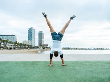 Cara Melakukan Handstand untuk Pemula dan Manfaatnya