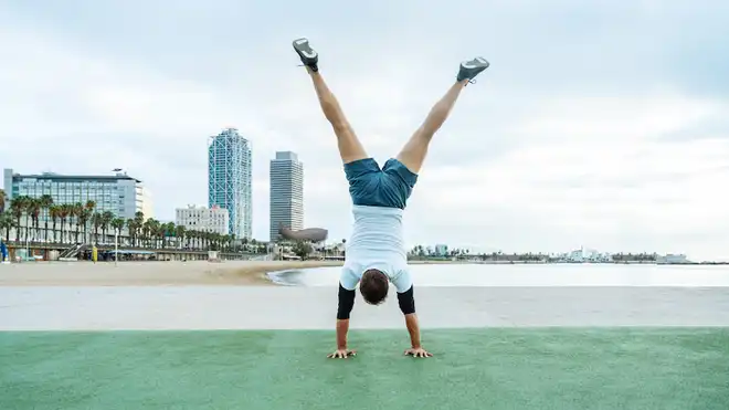 Cara Melakukan Handstand untuk Pemula dan Manfaatnya