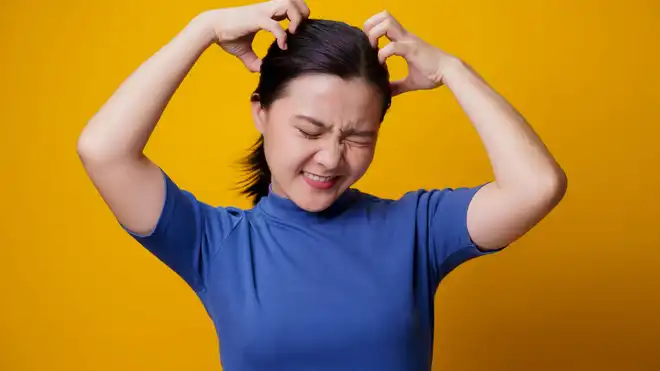 5 Cara Mengatasi Kulit Kepala Kering & Mengelupas, Coba Yuk