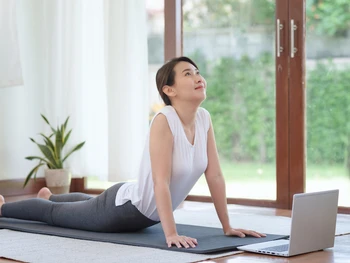 5 Gerakan Yoga untuk Mengecilkan Perut yang Paling Efektif