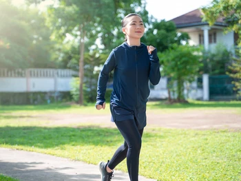 Jogging Pagi atau Sore? Ini Manfaat dan Kekurangannya!