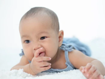 Kenapa Bayi Tidak Mau Minum Asi, Tapi Memasukkan Jari Ke Mulut?