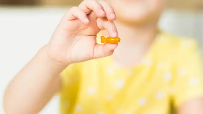 8 Manfaat Minyak Ikan untuk Bayi & Tips Tepat Memberikannya