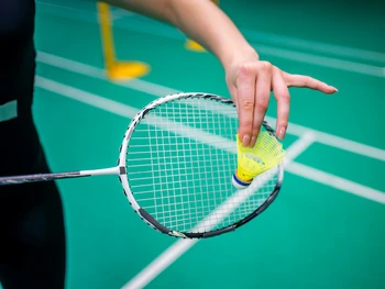 Servis Panjang Bulu Tangkis: Tujuan dan Cara Melakukannya