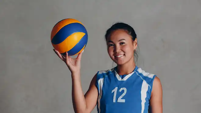 4 Teknik Dasar Bola Voli untuk Pemula & Cara Melakukannya